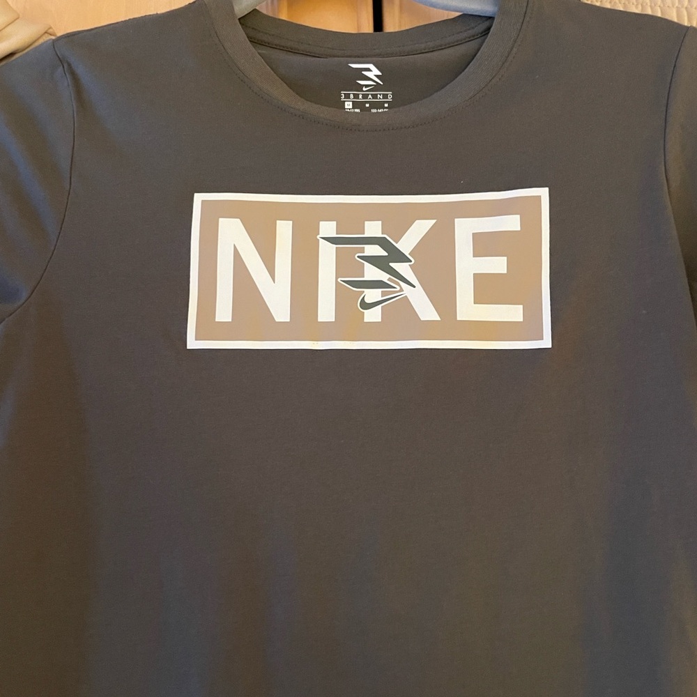 Nike Dark Green T-Shirt - Picture 2 of 5
